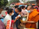 ทำบุญตักบาตรข้าวสารอาหารแห้งแด่พระภิกษุสงฆ์